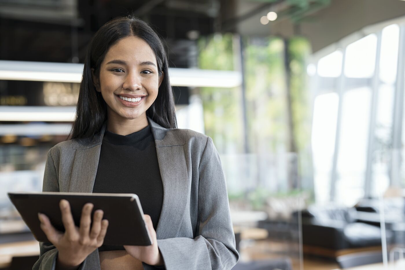 Professionnelle avec tablette