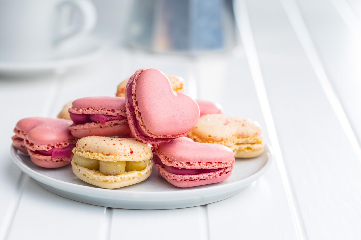 Macarons con Forma de Corazón en un Plato