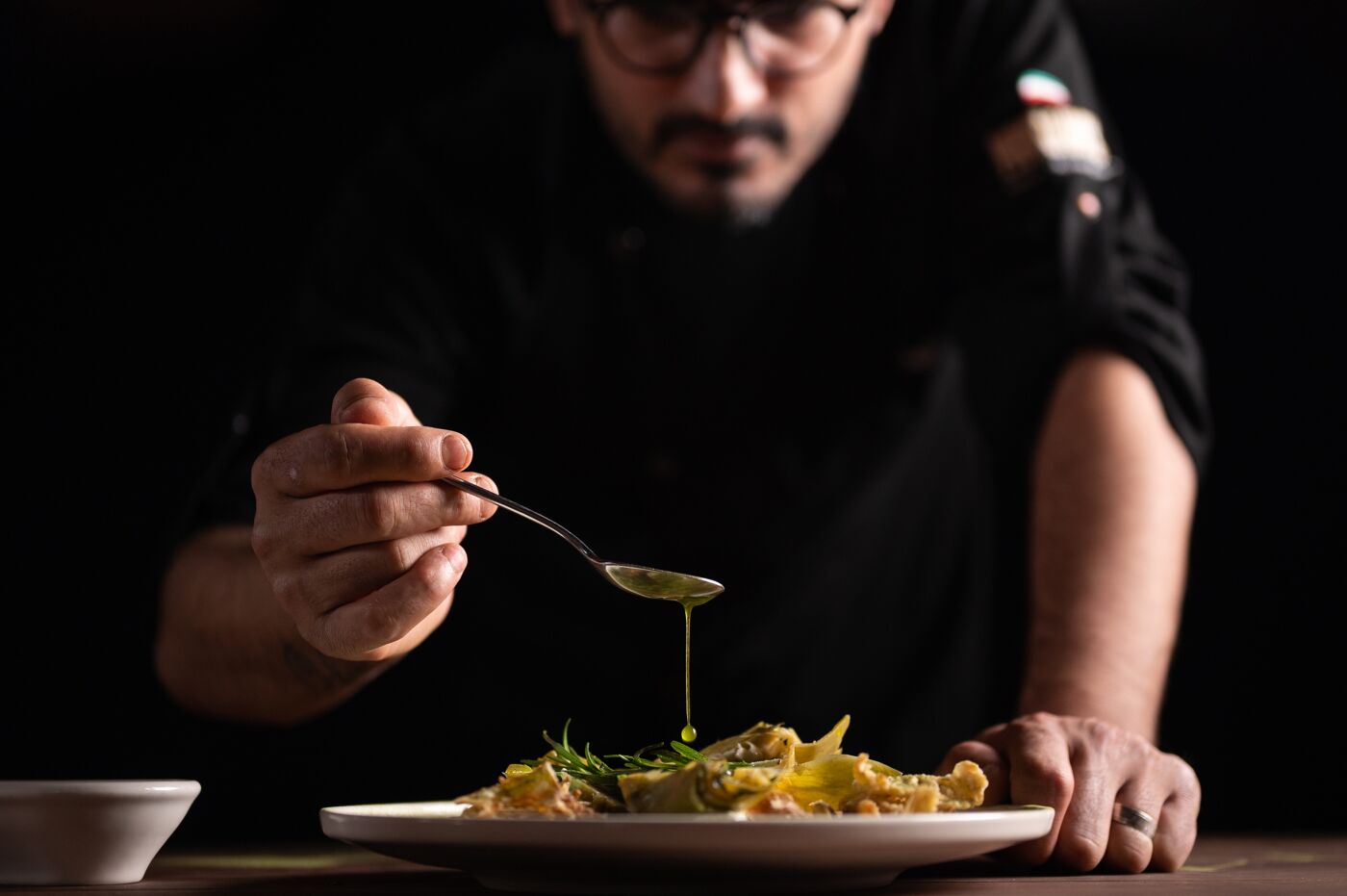 Chef adornando un plato