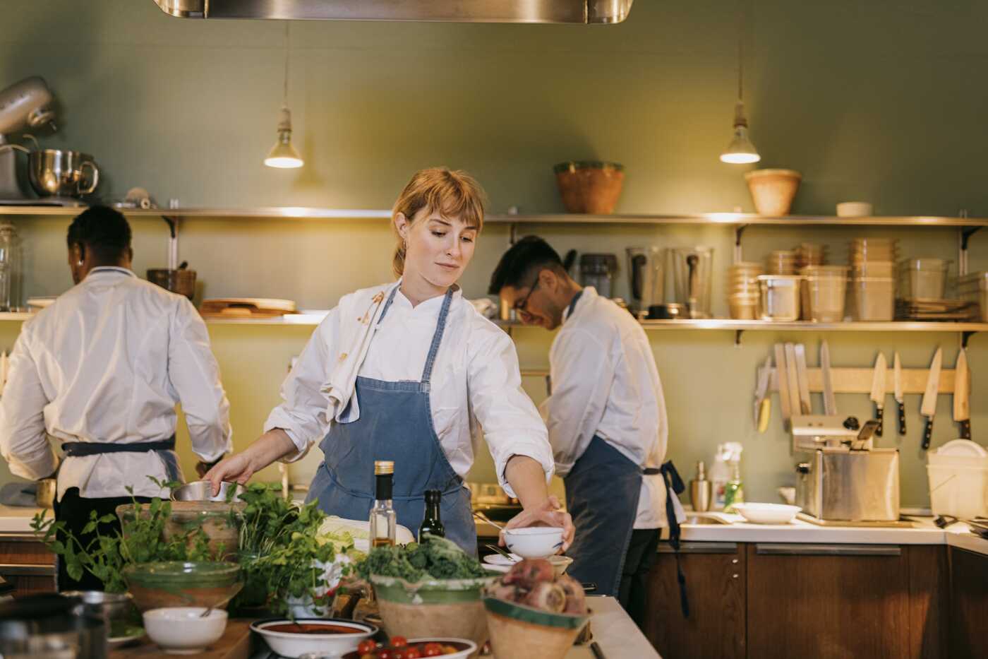 Equipo de chefs preparando comidas en cocina