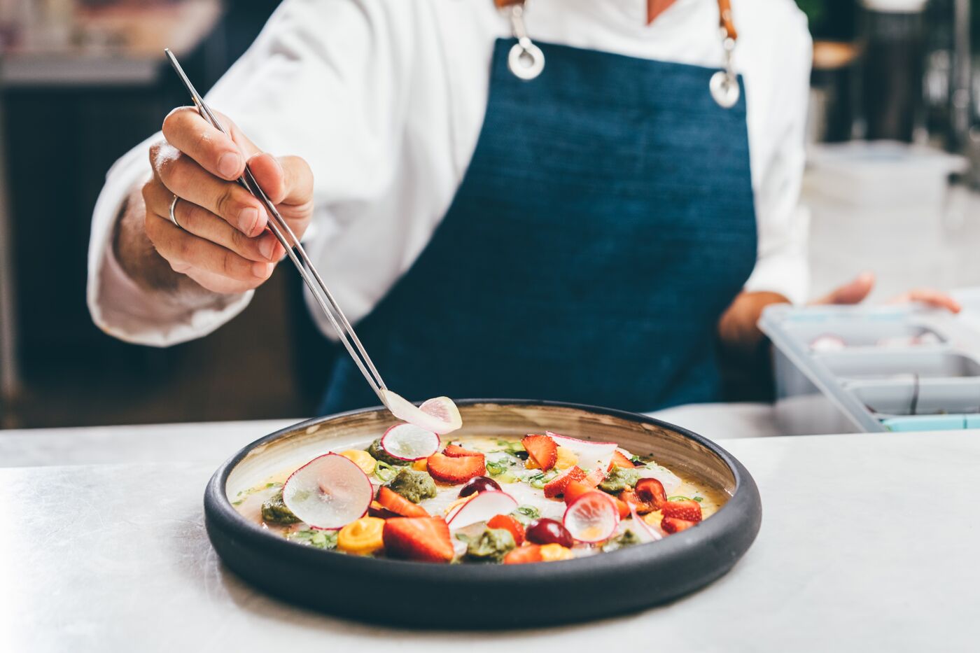 Chef décore un plat gastronomique