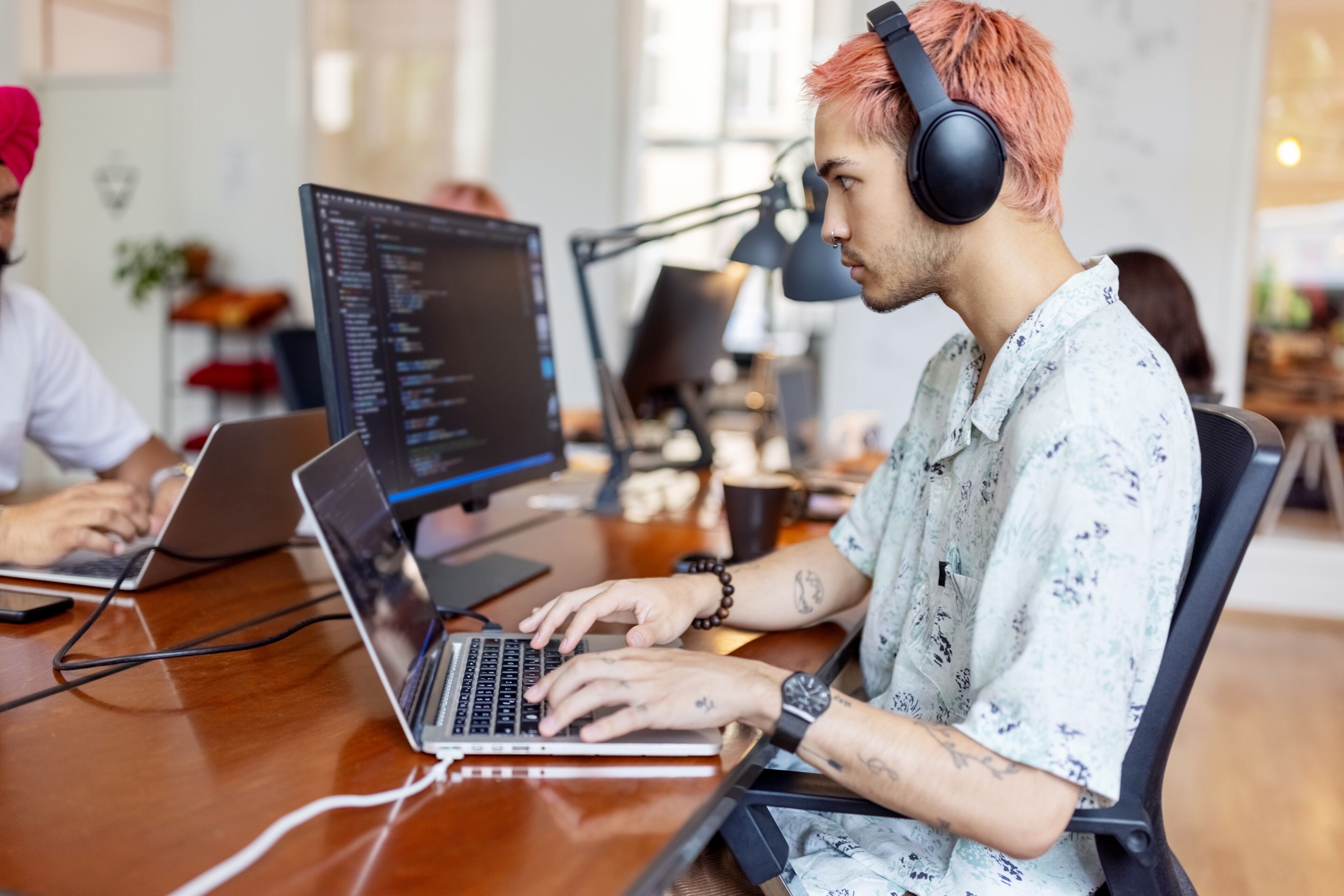 Programador concentrado en el trabajo