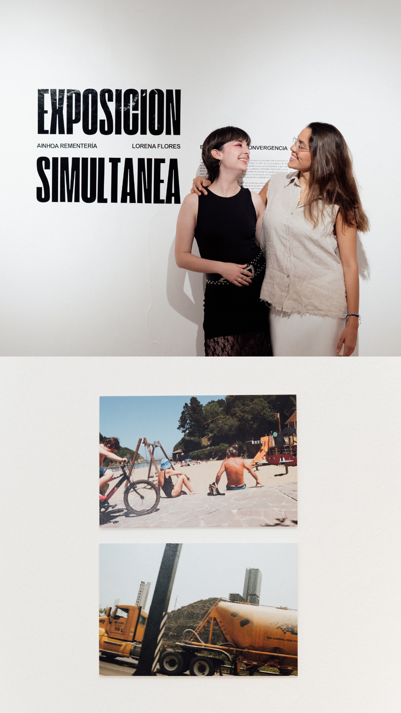 A gallery wall displays an exhibition title in Spanish, followed by two smaller images, one of people at the beach and another of a cement truck.