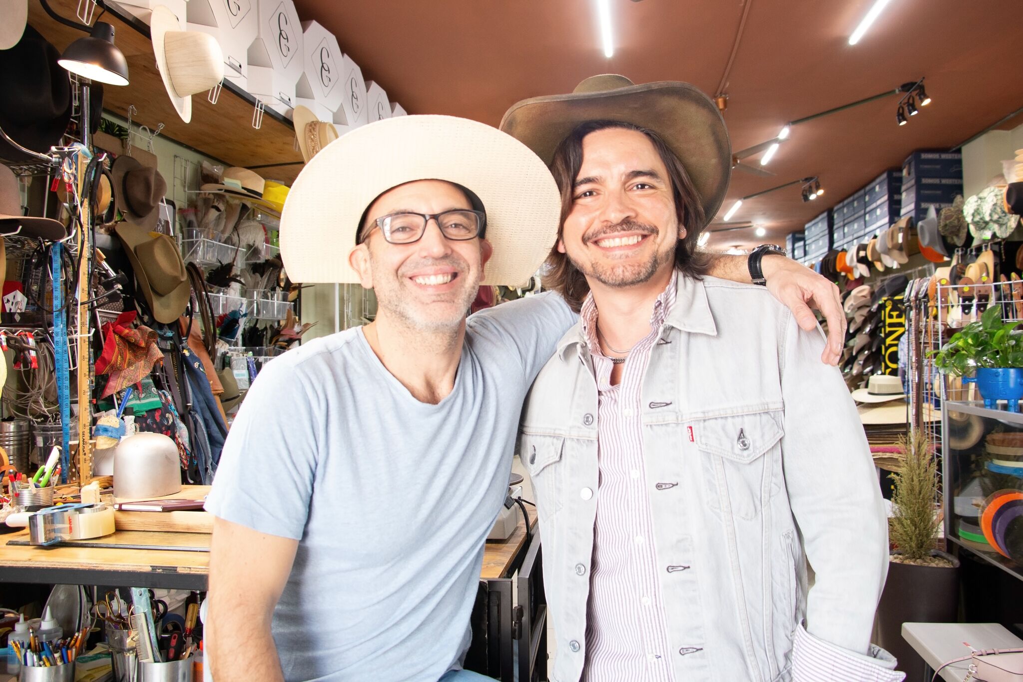 Amigables dueños de una tienda de sombreros