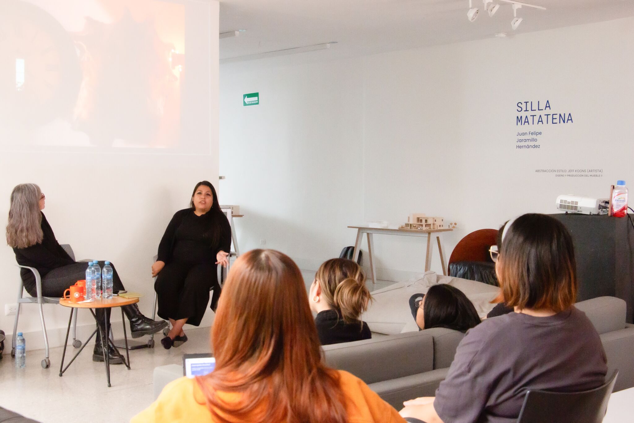 Discusión en un taller de arte