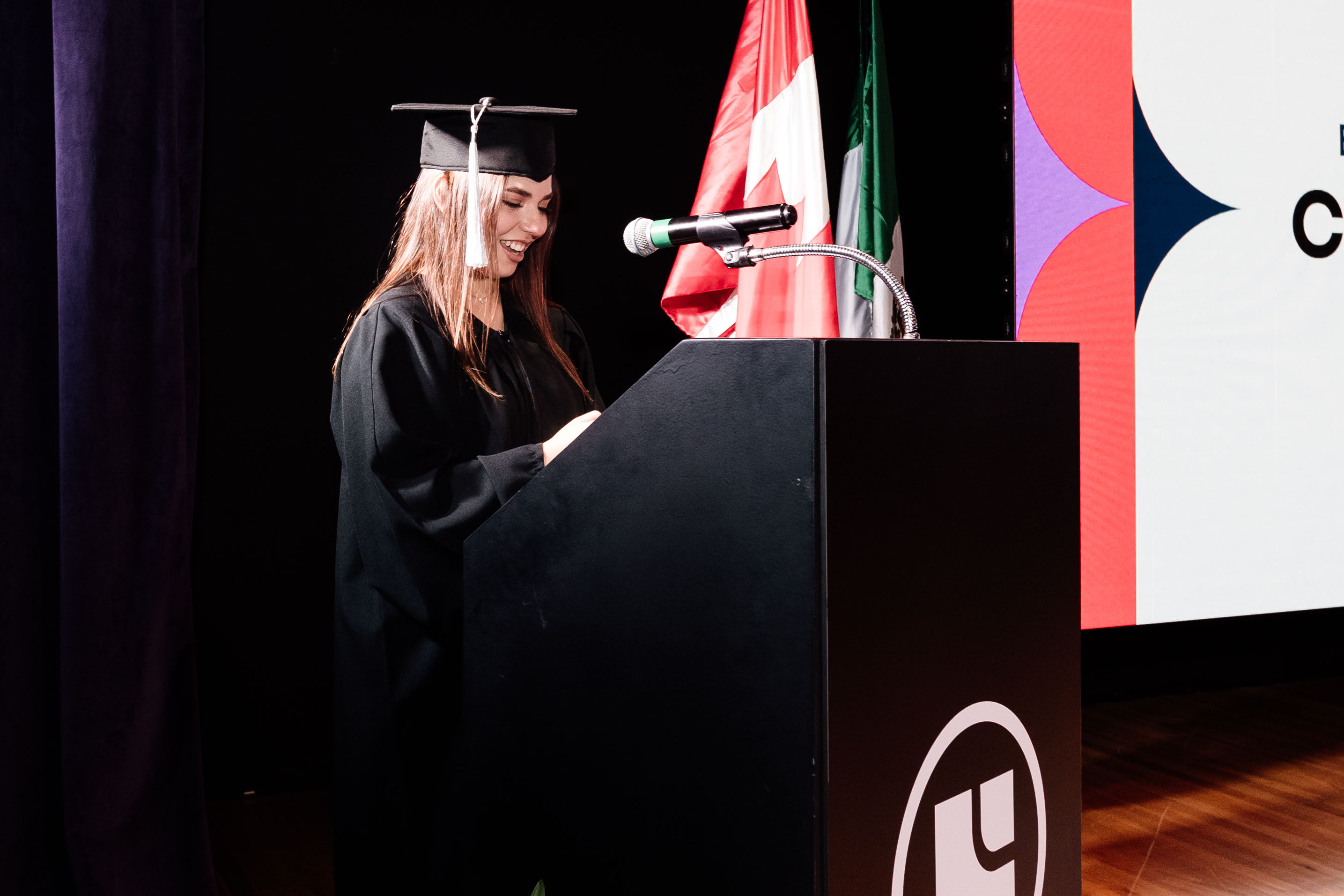 Graduada alegre dando un discurso