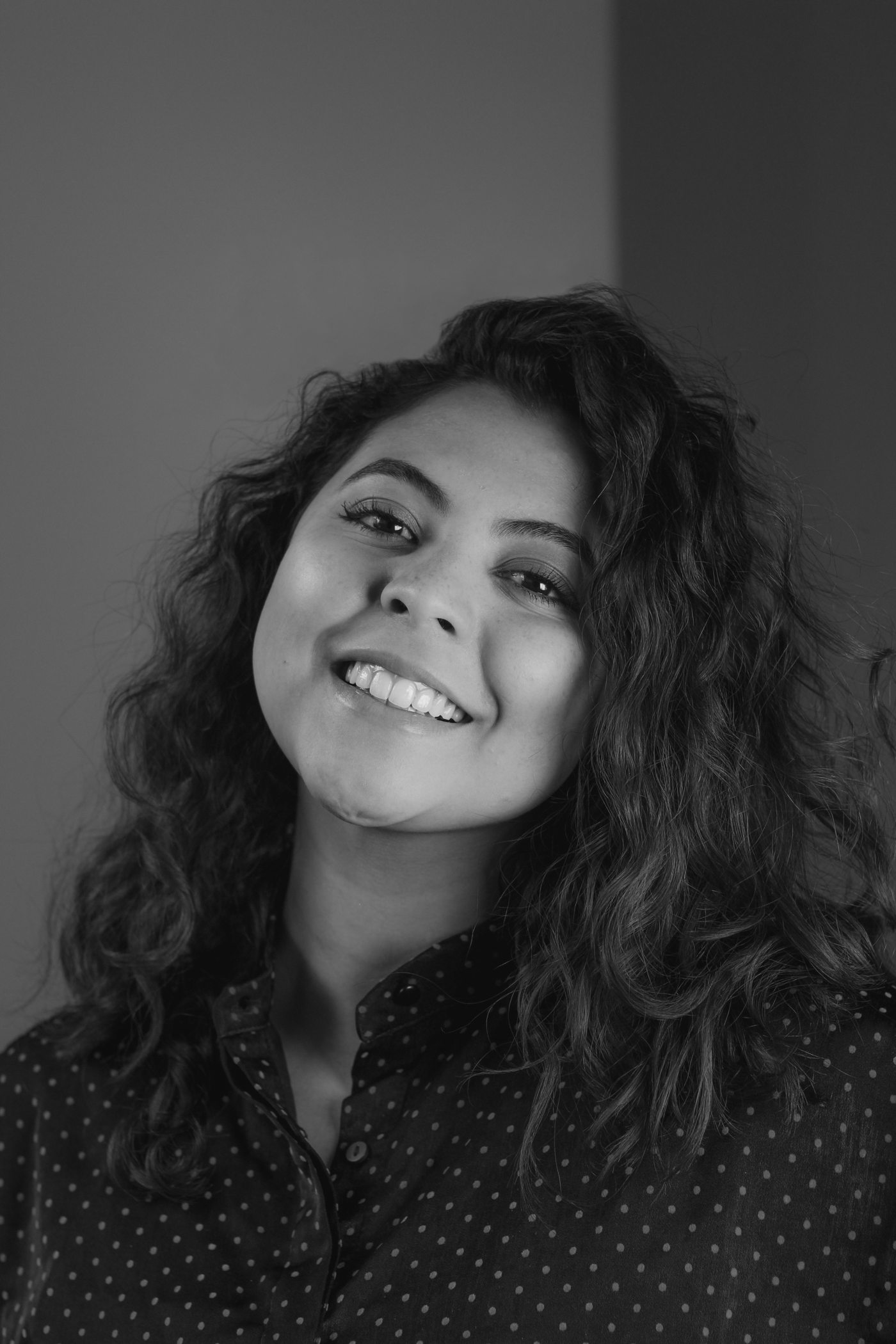 Mujer alegre en monocromo