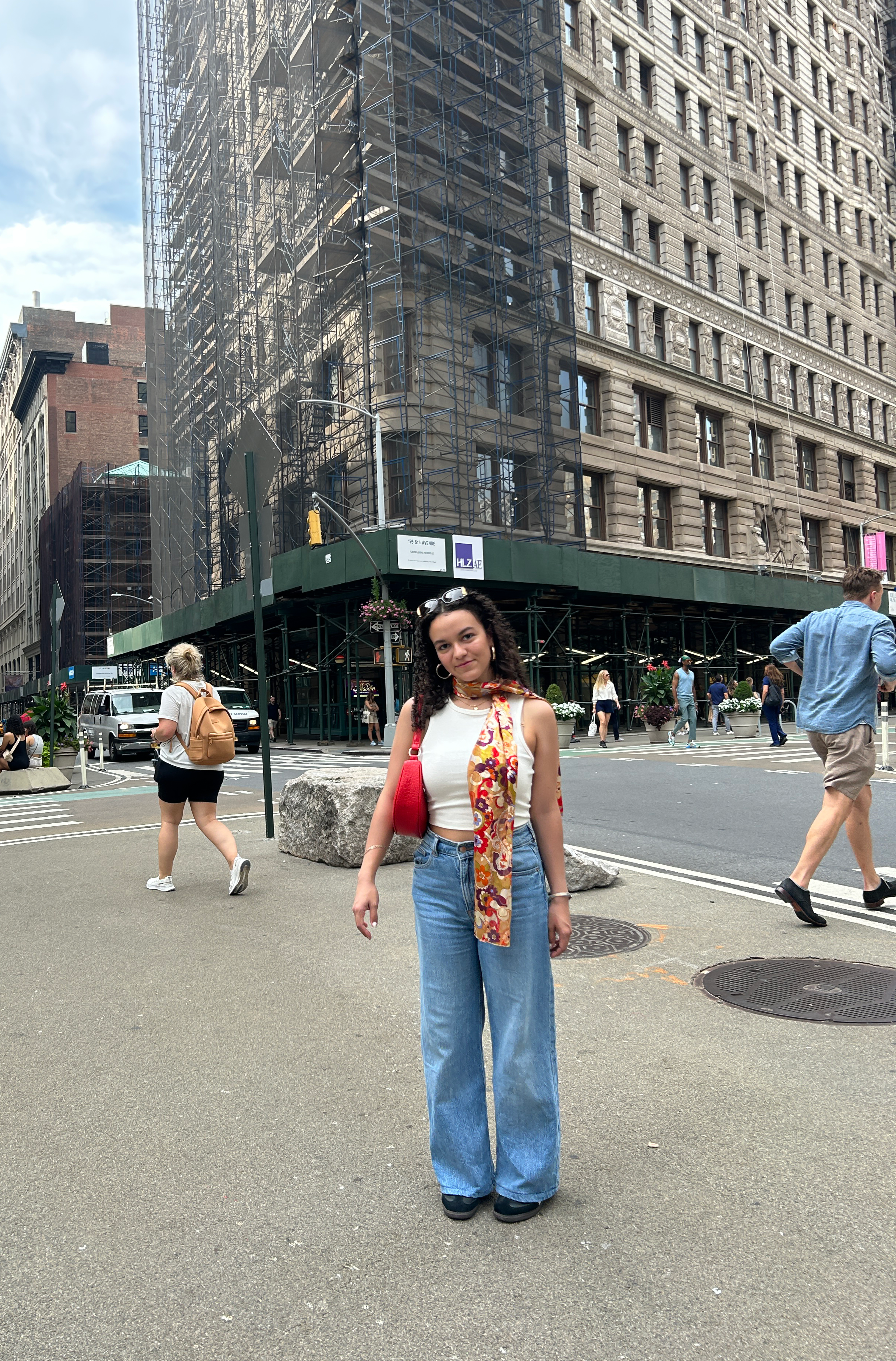 Mujer posando en una calle de la ciudad