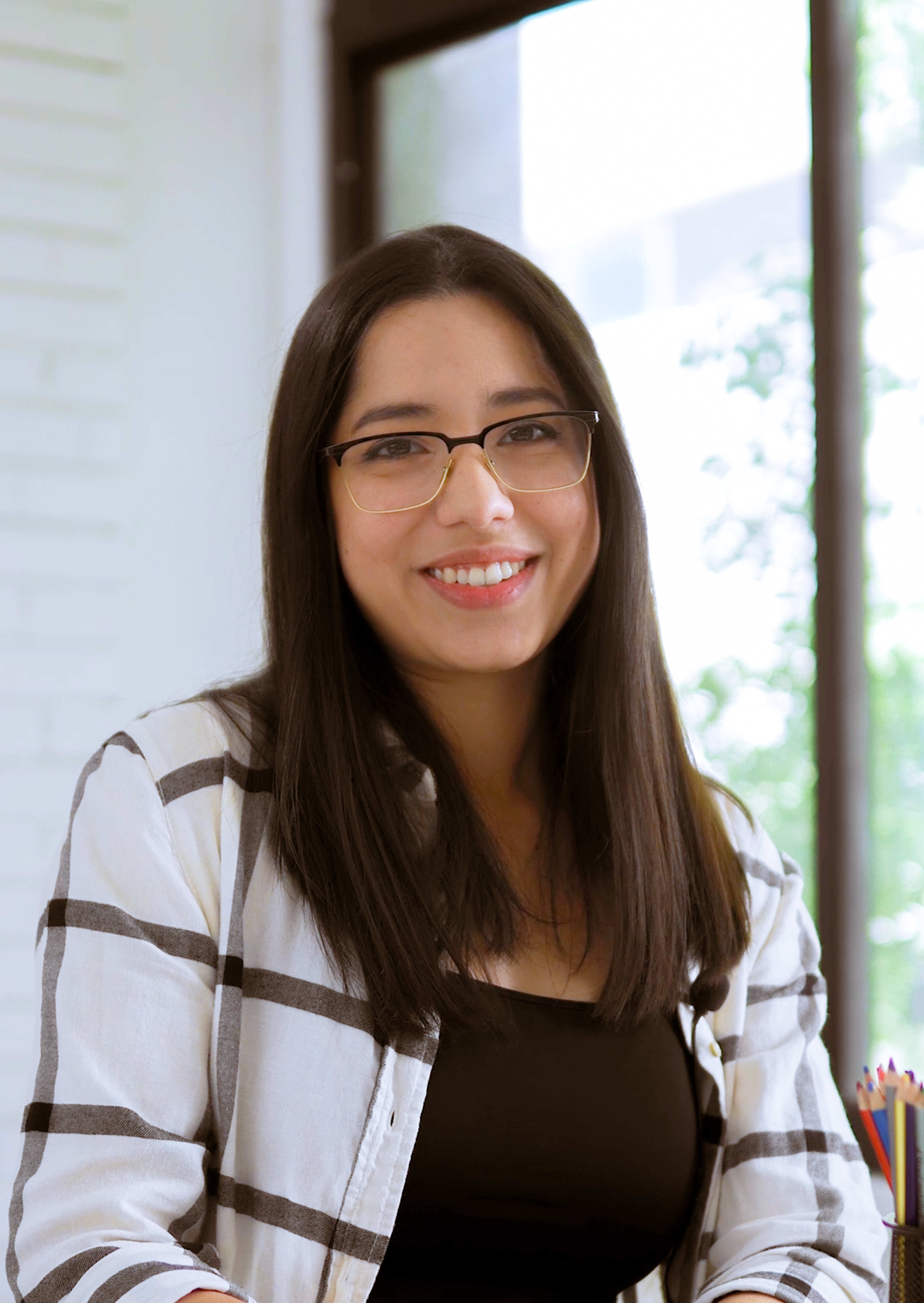 Mujer sonriente en la oficina