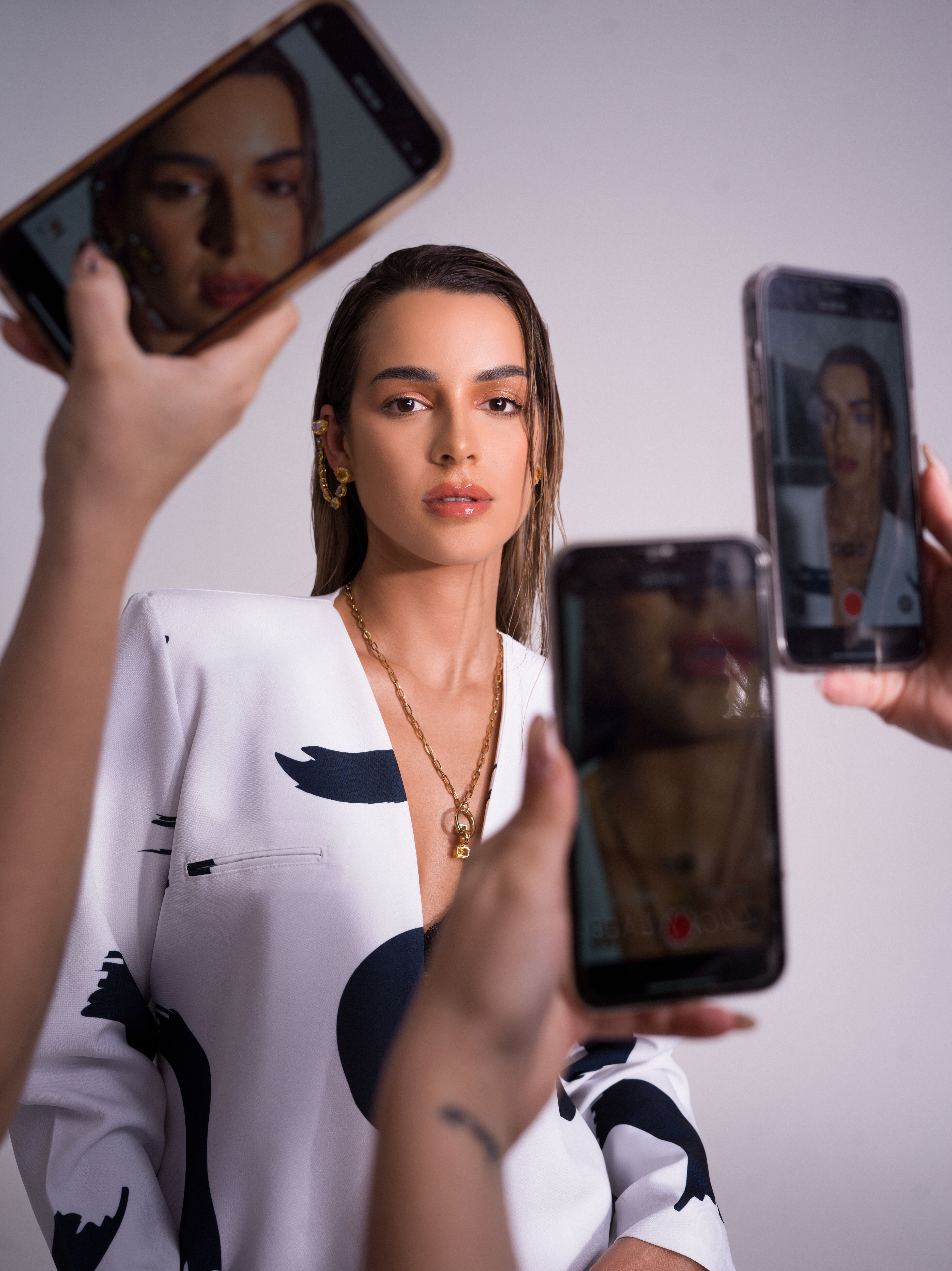 Modelo en una sesión de fotos con múltiples smartphones