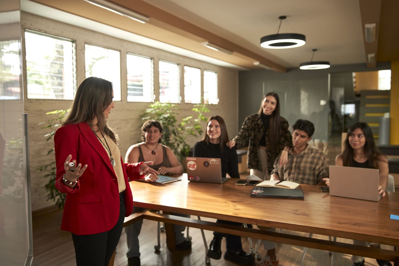 Reunión de equipo en una oficina moderna