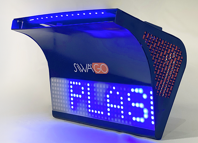 Vista angular de una unidad de pantalla LED futurista azul con luces vibrantes y texto que dice "PLAS".