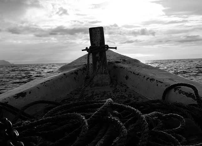 Paisaje marino monocromo desde la proa de un barco