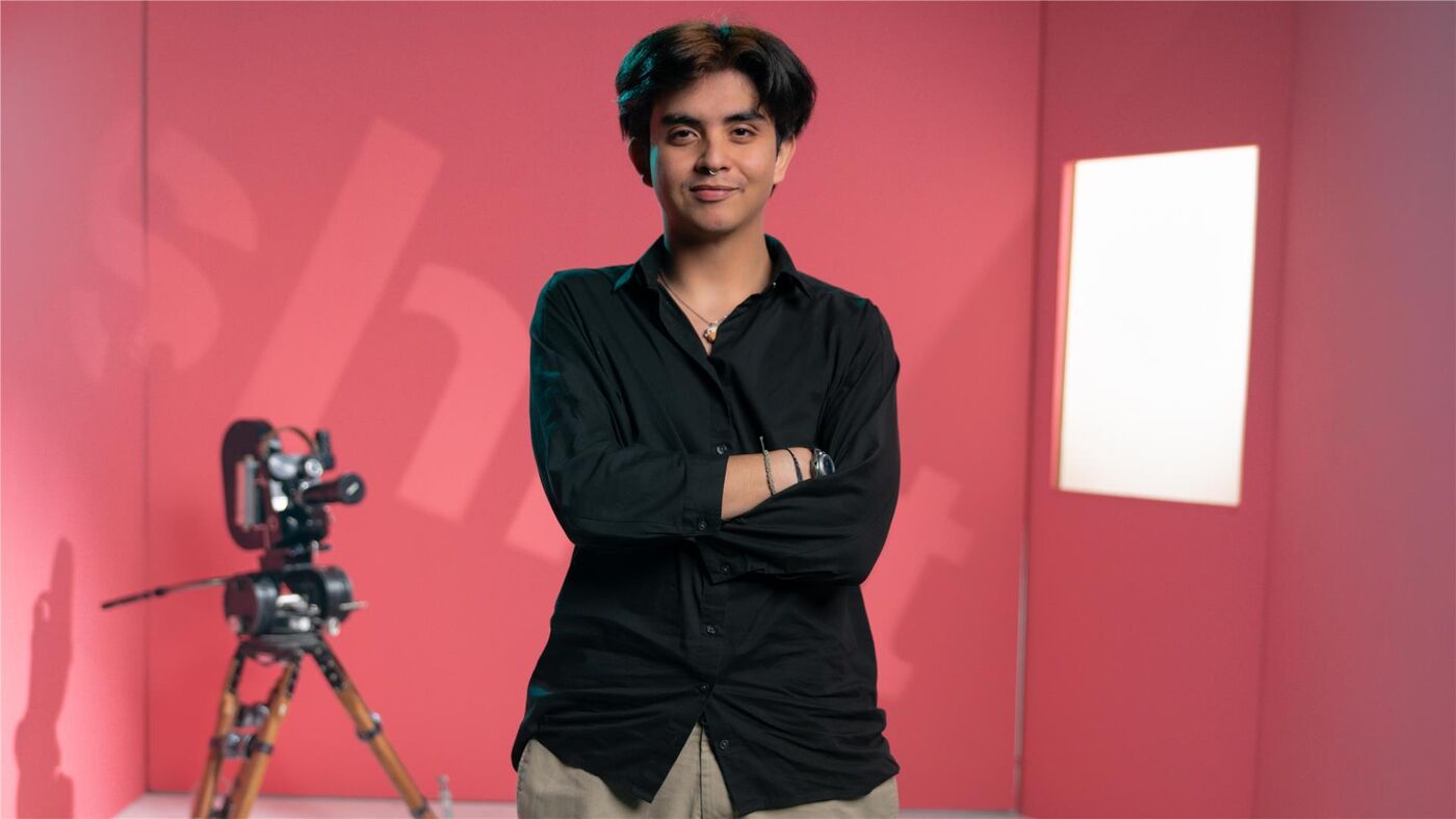 Joven cineasta seguro en estudio