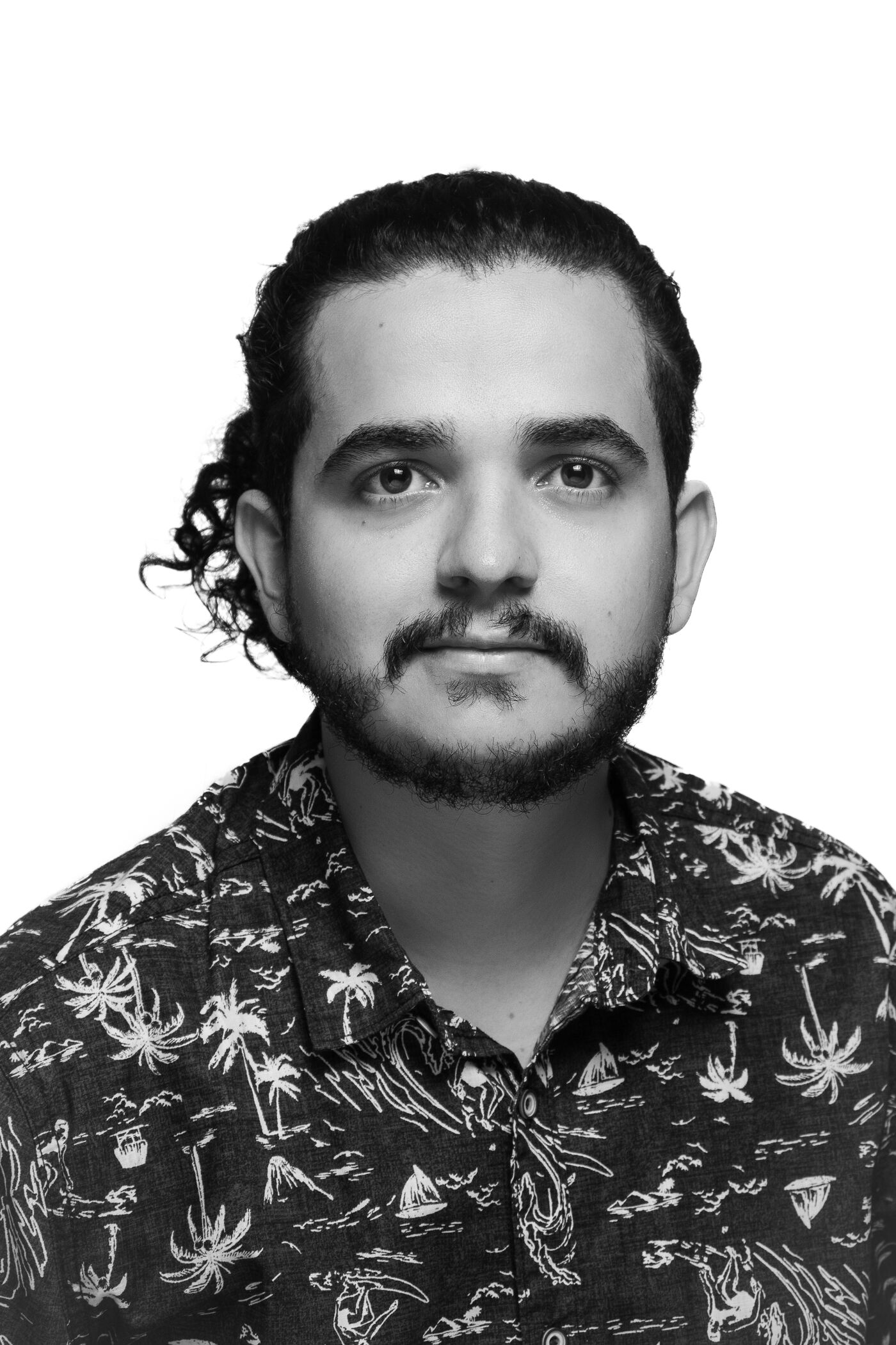 Hombre con cabello rizado en camisa estampada