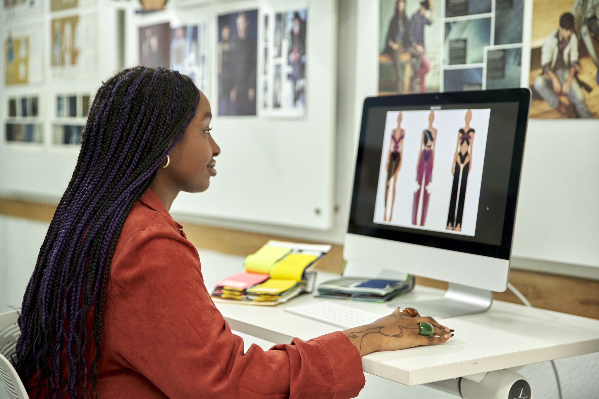 Diseñadora de moda revisando bocetos