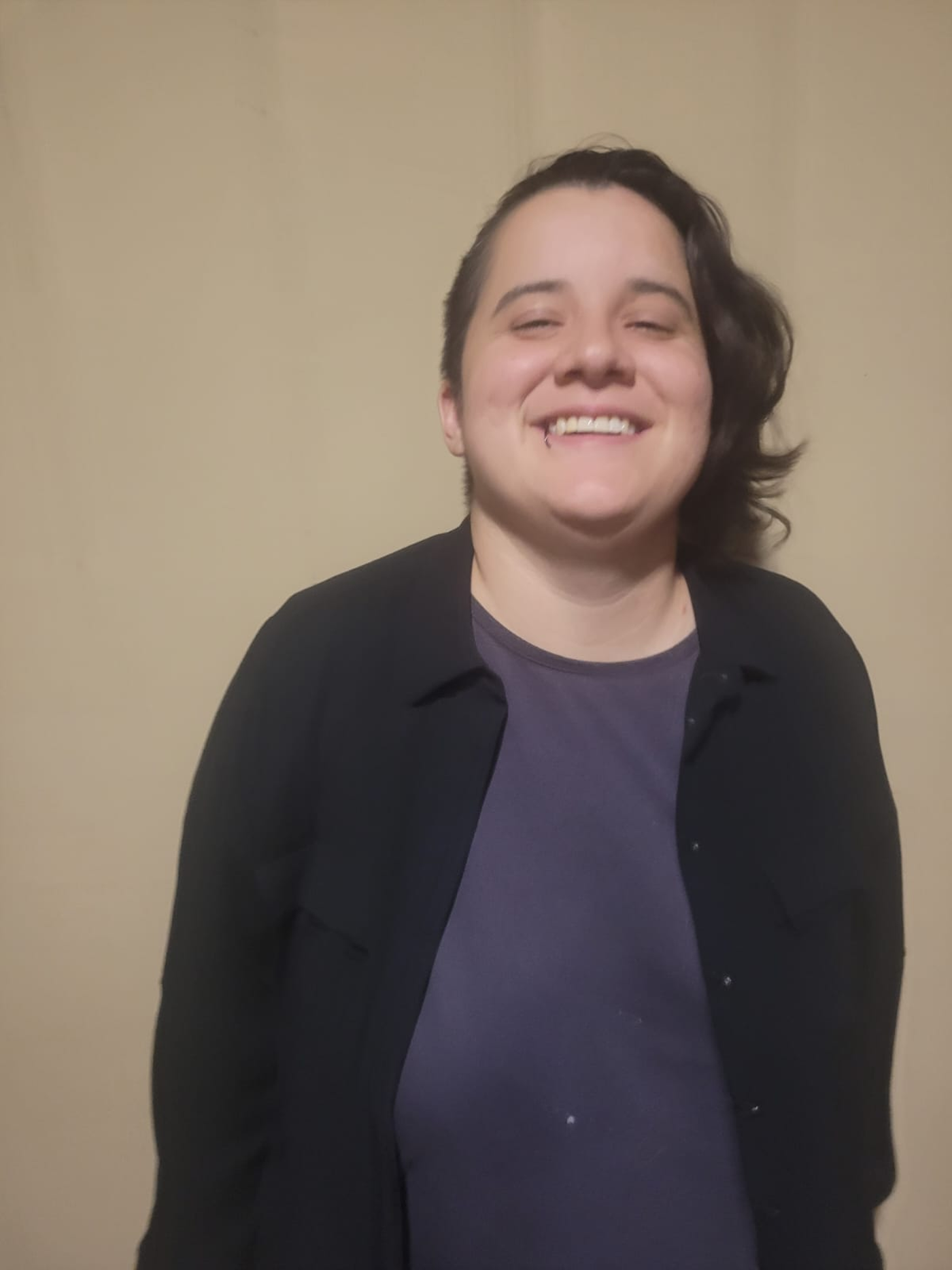 Persona sonriente en ropa de negocios casual