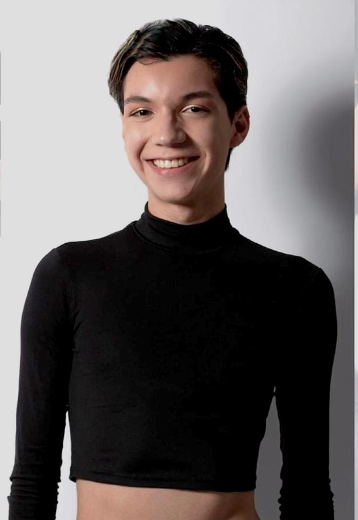 Joven Sonriente en Jersey de Cuello Alto Negro