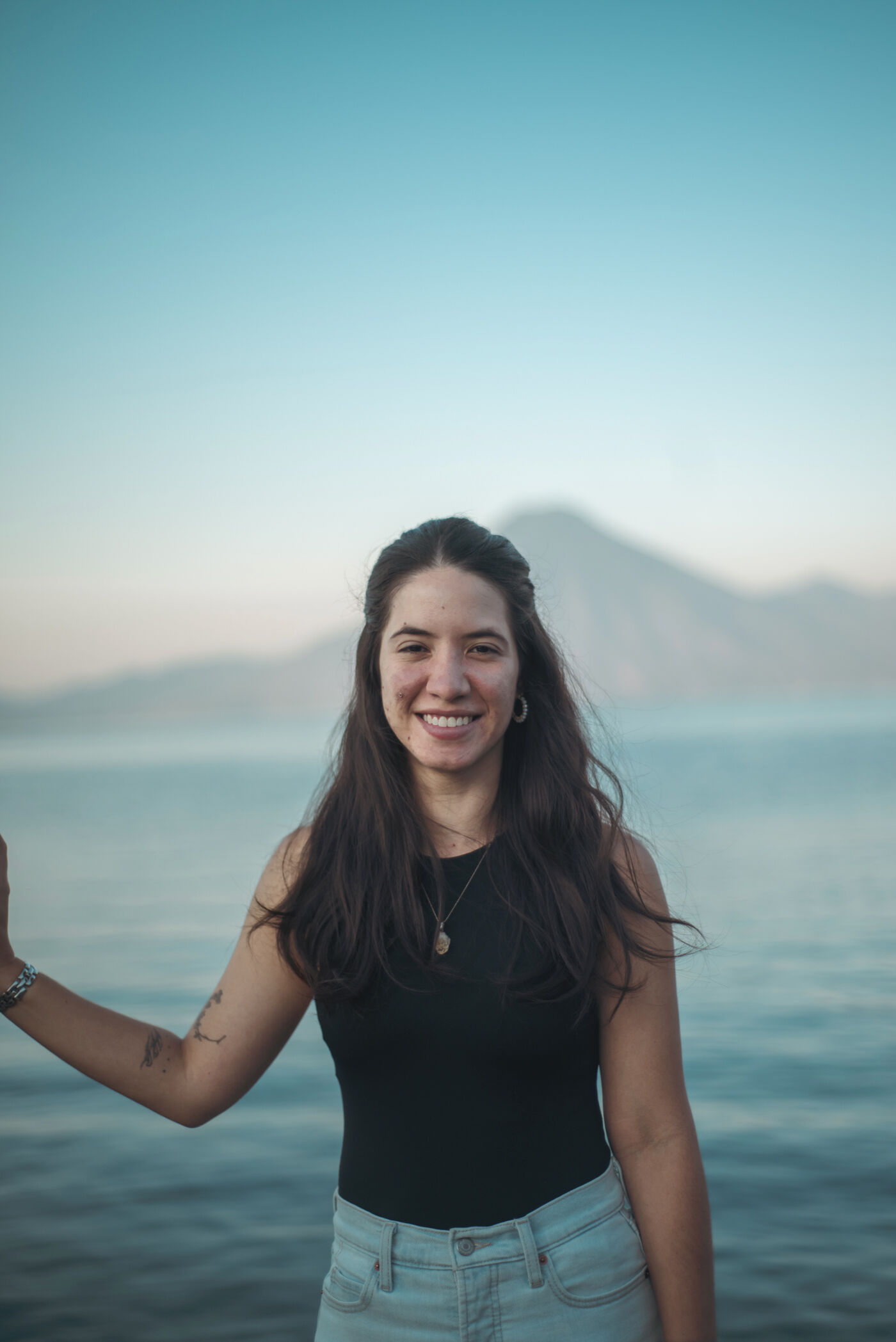 Mujer Alegre junto al Mar