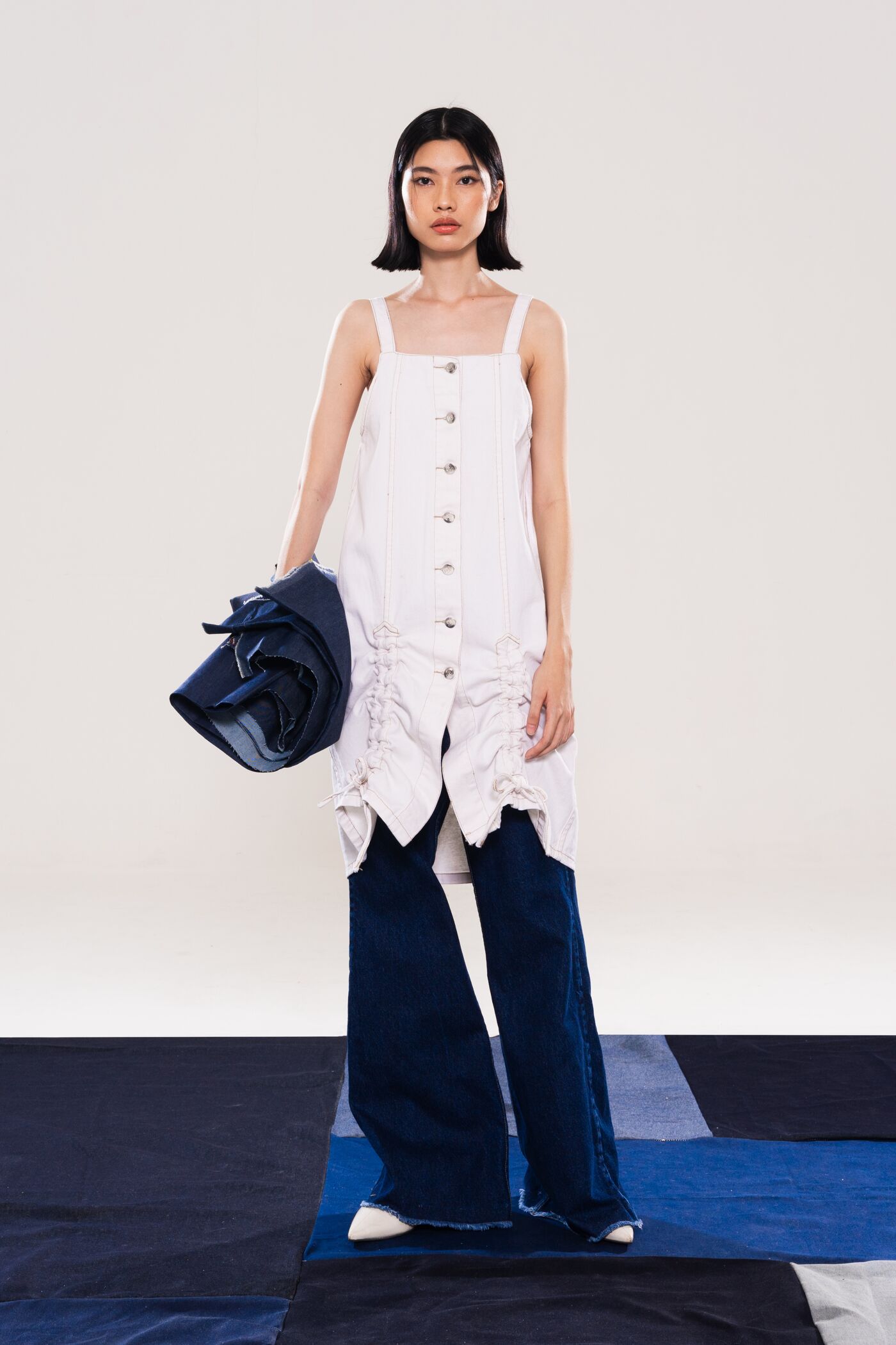 Modelo de Moda en Atuendo Contemporáneo