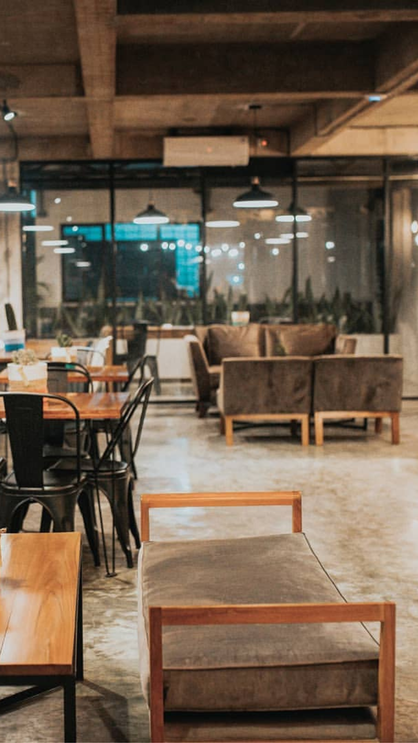 Interior Kafe yang Nyaman di Malam Hari
