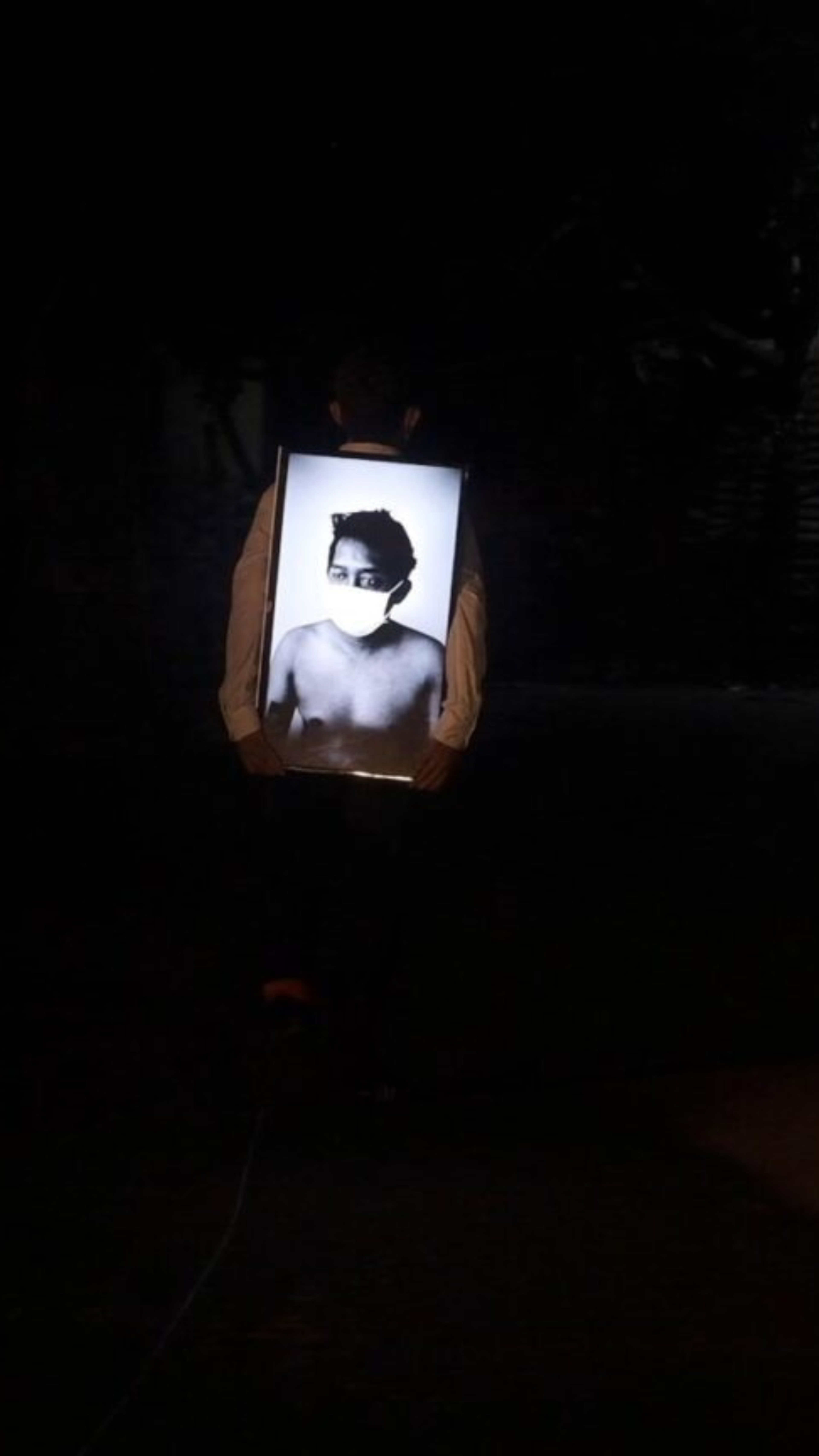 Portrait Illuminé dans la Nuit